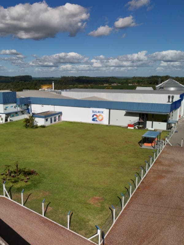 Vista aérea da fábrica da Sulmix Diluentes